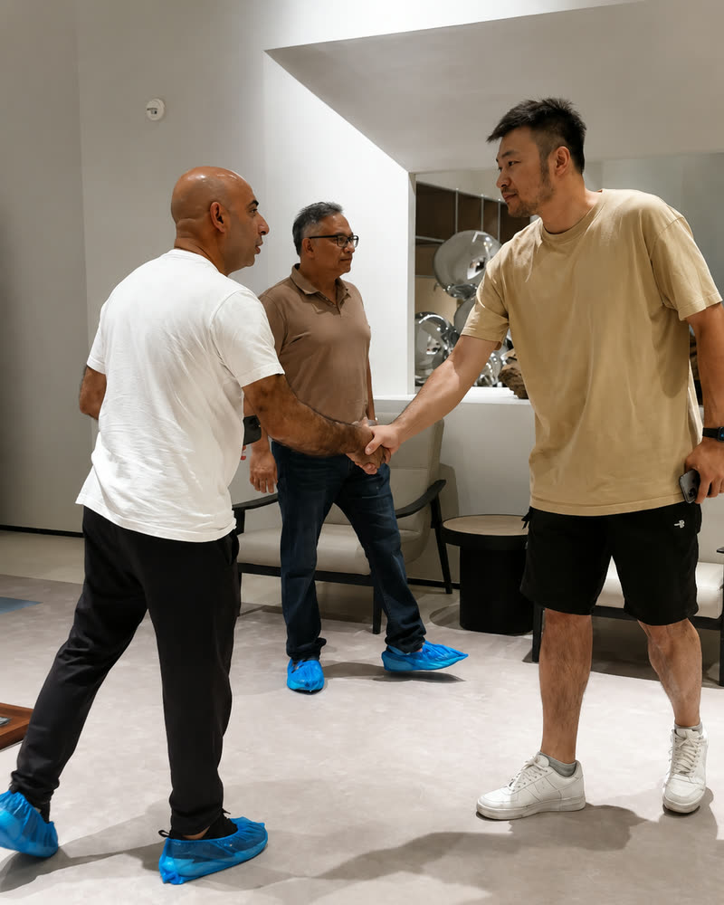 阿联酋客户 Abdallah 与 Alex 握手